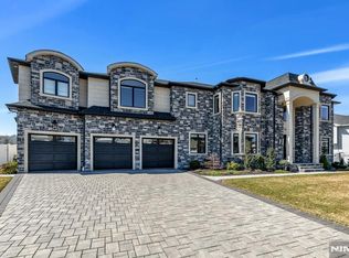 3 Churchill Ct, Paramus, NJ 07652