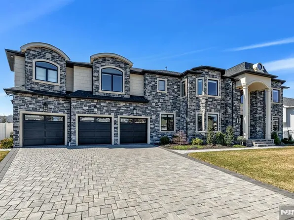 3 Churchill Ct, Paramus, NJ 07652