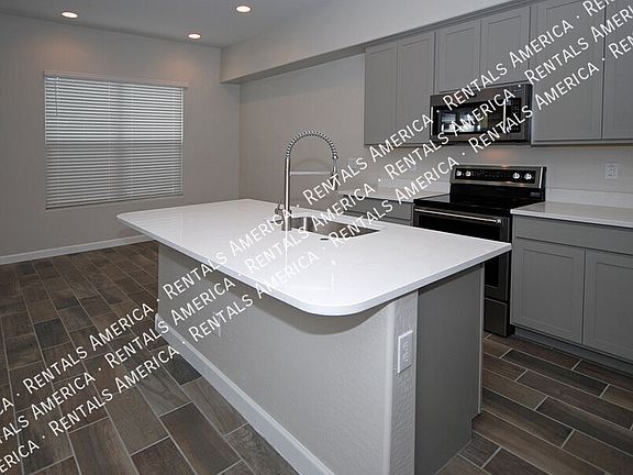 4th image of 3725 E Catalina Dr