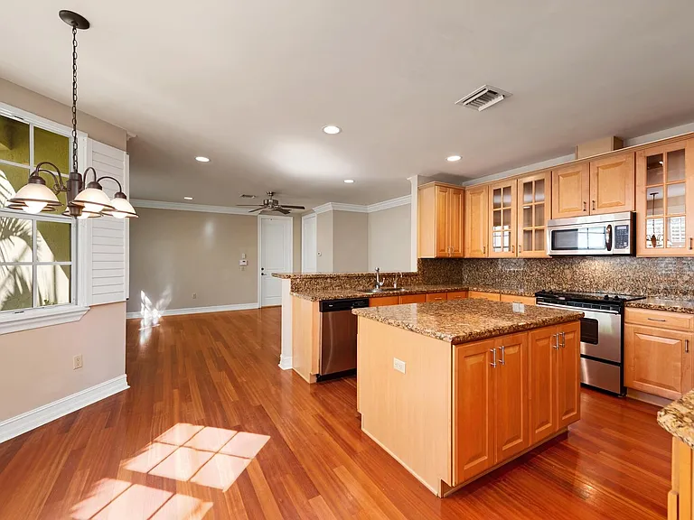 804 NE 16th Ave — Photo 3