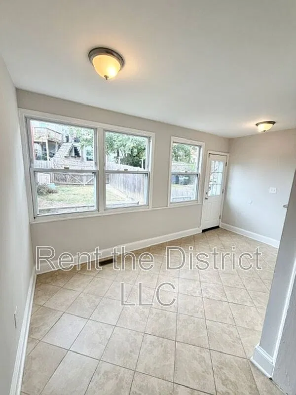 3 bed, 3.0 bath, 1352 sqft, $3,200 — Photo 4