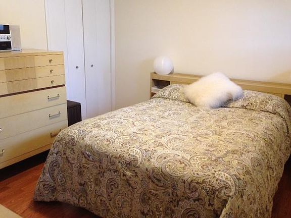 2 bedrooms, one queen and one full size bed