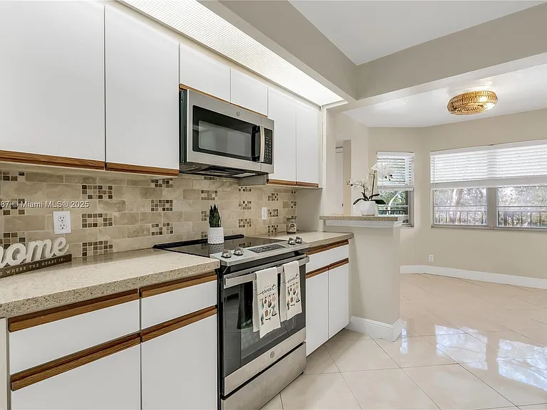 900 SW 125th Way — Photo 3