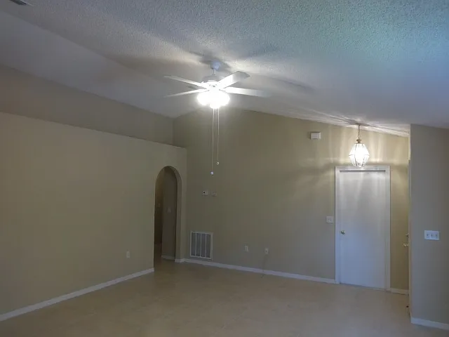 Building Photo - 2056 Redwood Cir NE