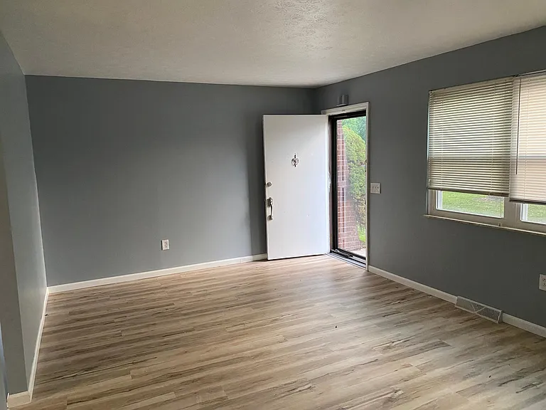 33 Dorset Ct — Photo 2