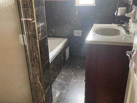 4th image of 20-12 45th St #1