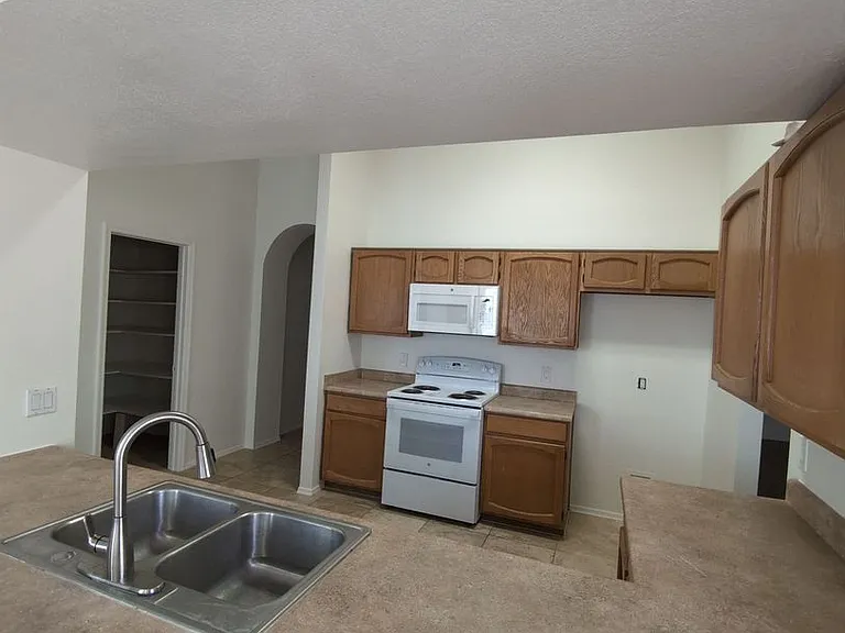 1207 E San Remo Ave — Photo 23