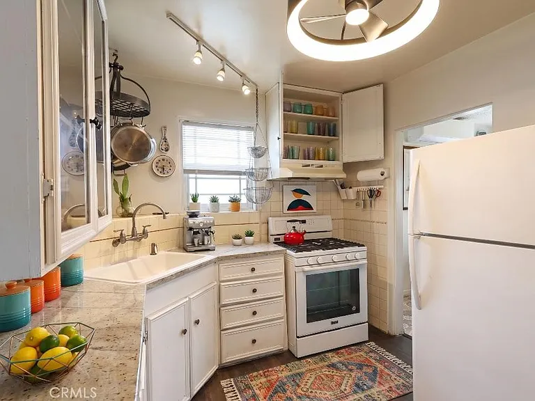 1229 S Flower St — Photo 11