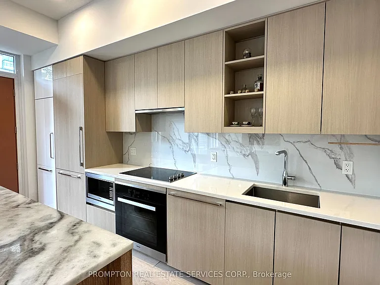 27 McMahon Dr #Townhouse 112 — Photo 6