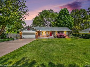 600 Six Mile Rd, Whitmore Lake, MI 48189