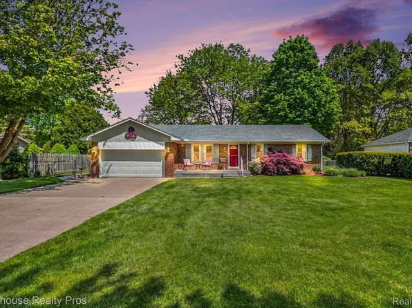 600 Six Mile Rd, Whitmore Lake, MI 48189