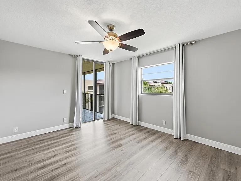 10401 W Broward Blvd #401 — Photo 12