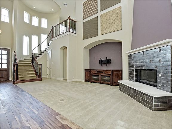 5th image of 210 Clubhouse Dr