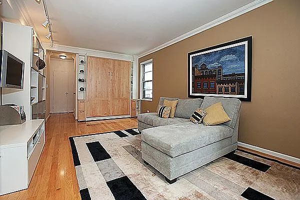 Sold by R New York | media 7