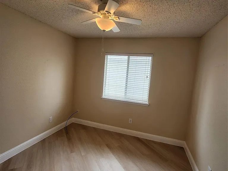 907 Live Oak Dr — Photo 8