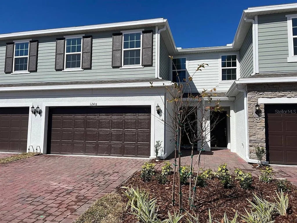 4 bed, 2.5 bath, 1940 sqft, $2,300 — Photo 2
