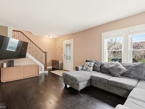 5th image of 212 Marguerite Ave
