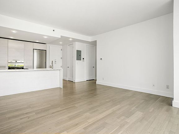 5th image of 5-19 Borden Ave #1E