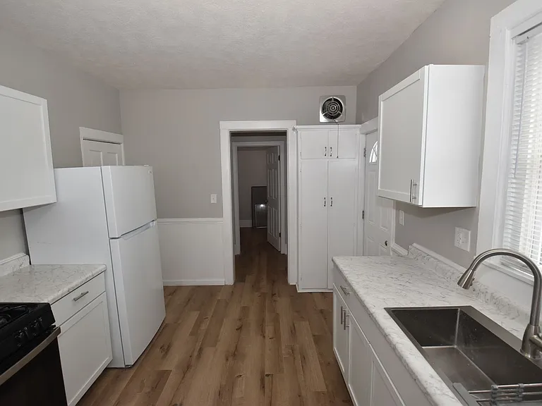 913 E Washington St — Photo 14