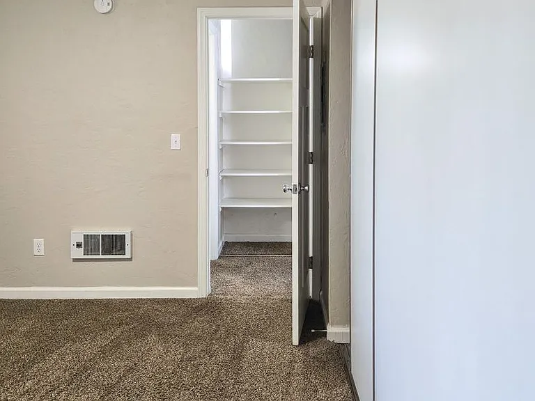 Apartment in West Salem near banks, shopping areas, bus lines, and downtown! ~ Colonial — Photo 35