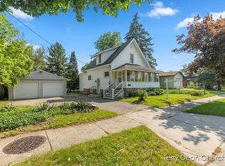 204 Lewis St, Rockford, MI