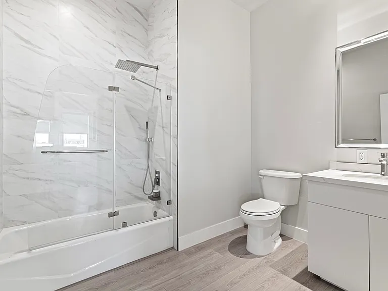 Spacious and stylish - the perfect combination of a full-size mirror and a hand sink, adding functionality and elegance to any bathroom decor. Reflecting today's beauty trends, while enhancing your daily routine effortlessly.
