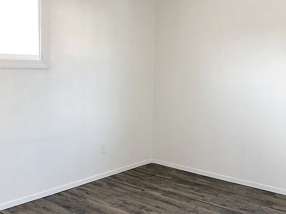 3rd image of 1100 N Gladeview Dr