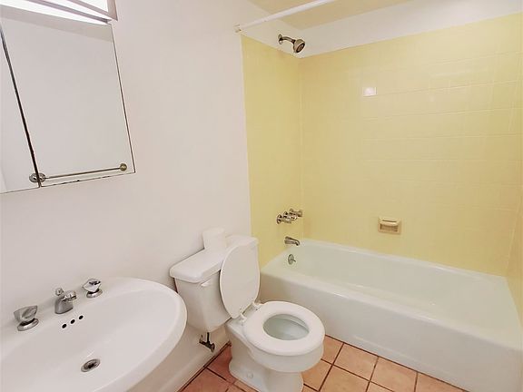 5th image of 102 Woodside Grn