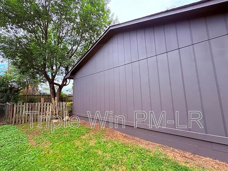 220 Randall Dr — Photo 11