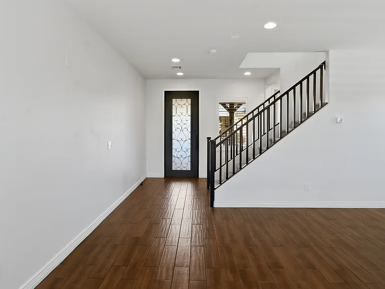 227 E Beatryce St — Photo 3