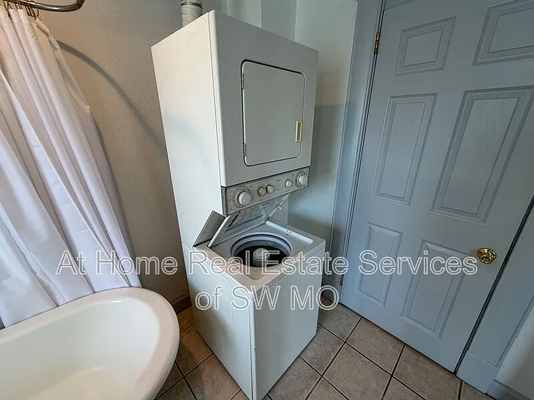 1021 E Walnut St #1 — Photo 9