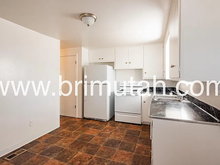 410 E Welby Ave — Photo 8