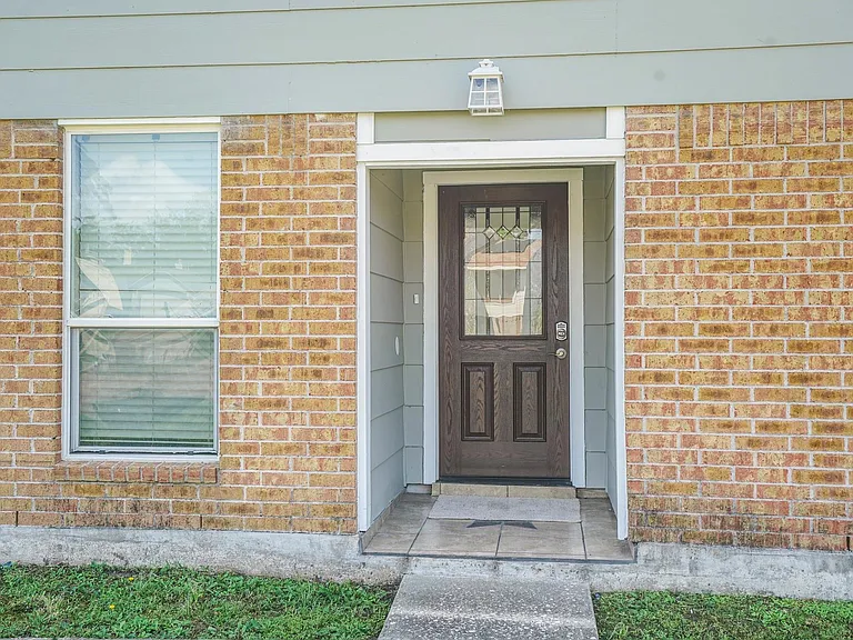 17810 Crestline Rd — Photo 2