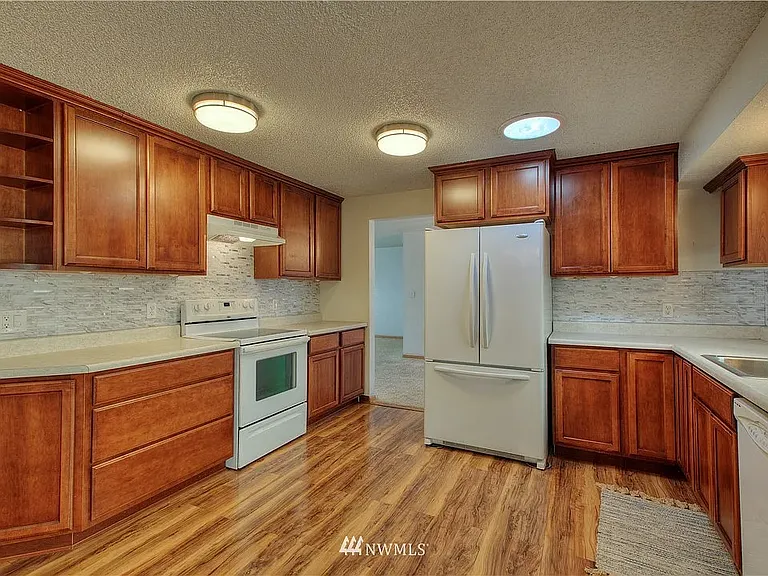2920 NE 8th Pl — Photo 10