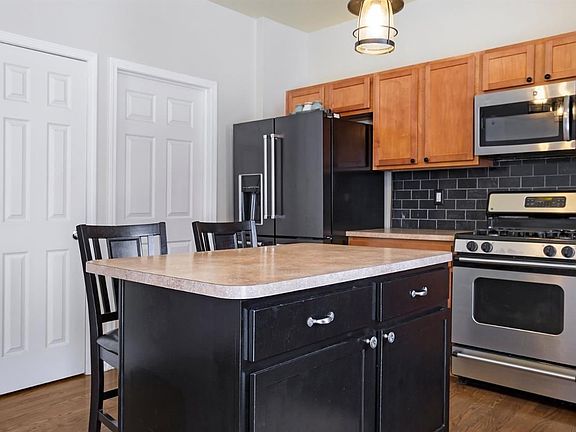 4th image of 510 Taylor Ln