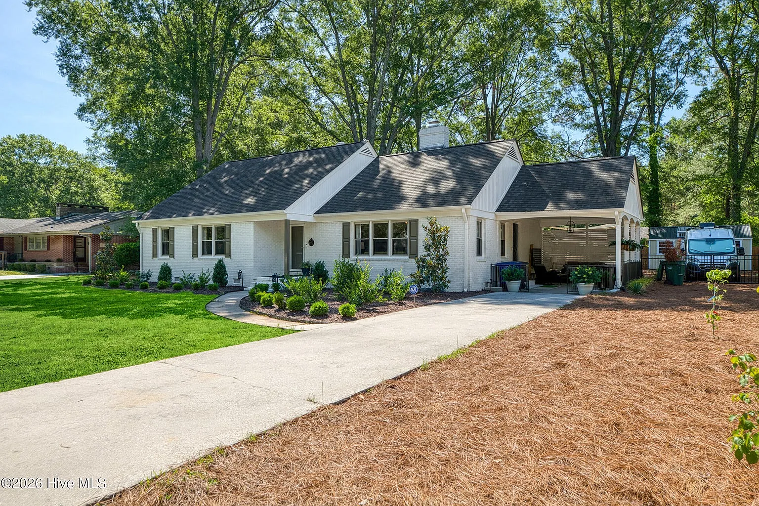 611 Clark Dr — Photo 2
