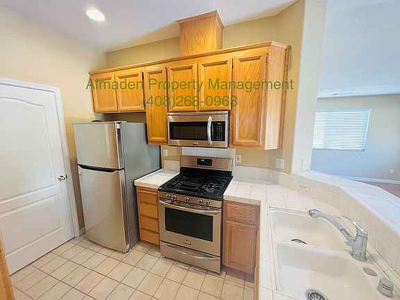 5th image of 370 Oleander Dr