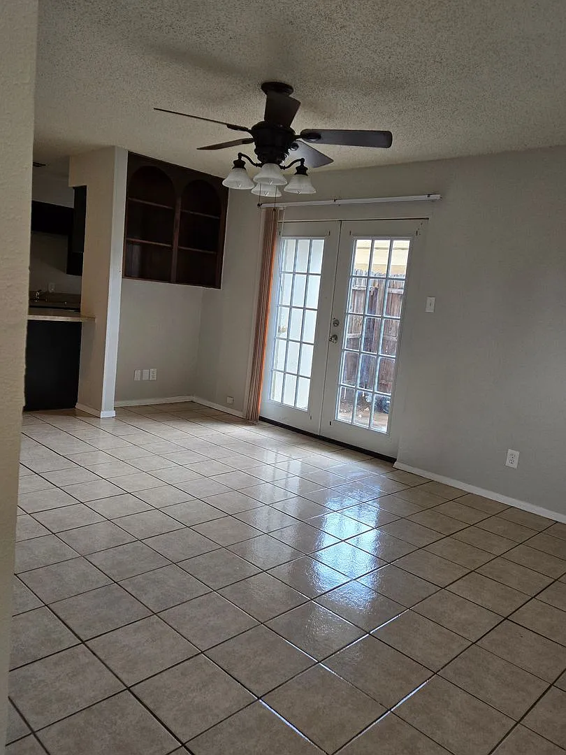 Charming 1-Bedroom Quad in Fort Worth 800 Sq. Ft. — Photo 2