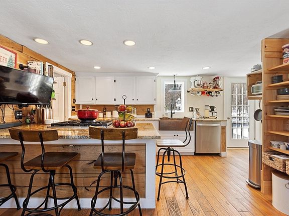 4th image of 97 Worcester Rd