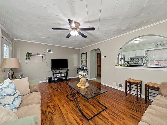 4th image of 72 East Dr