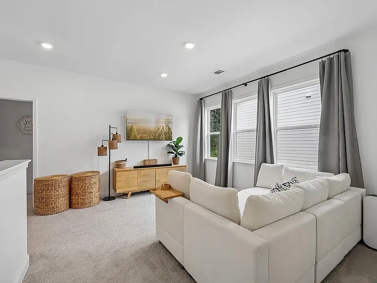 3453 Hillyard Dr — Photo 10