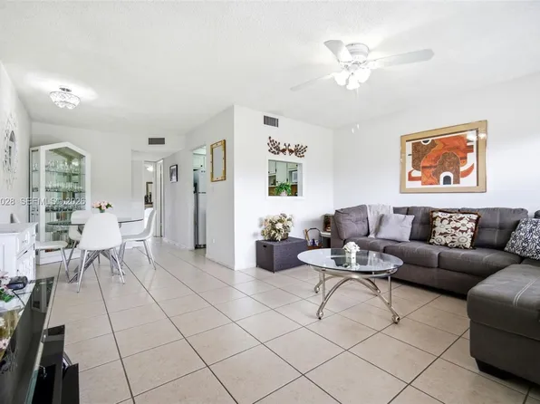 9101 Sunrise Lakes Blvd APT 218, Sunrise, FL 33322