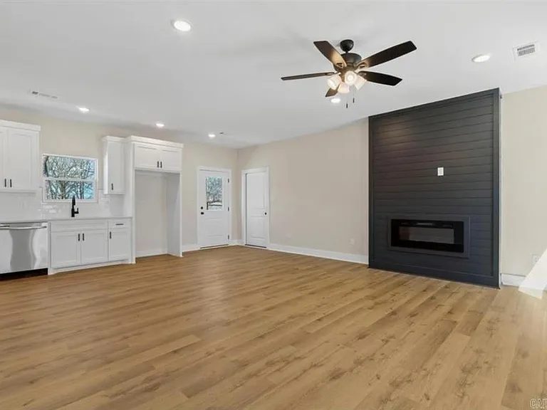 921 Banner St — Photo 2