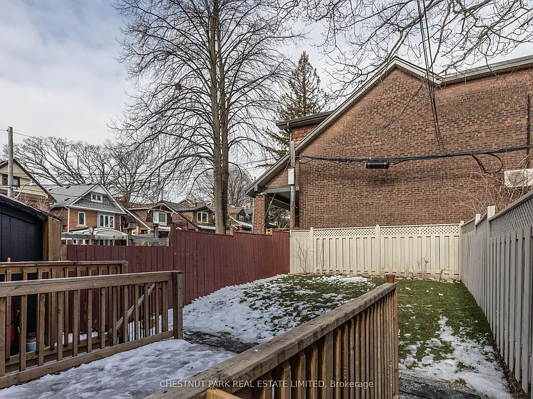 1654 Gerrard St E — Photo 23