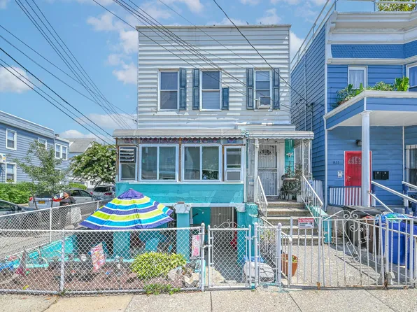 1426 Saint Lawrence Avenue image 1 of 17