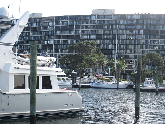 5th image of 130 Lakeshore Drive #Ph22
