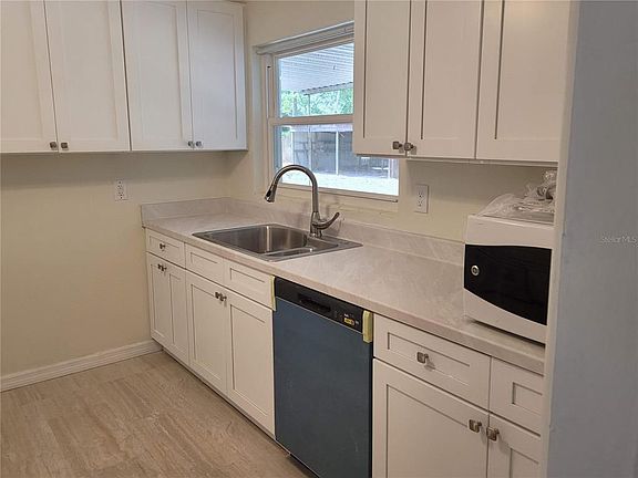5th image of 250 Lake View Dr