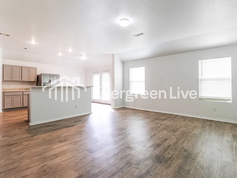 1092 Huntington Dr — Photo 3