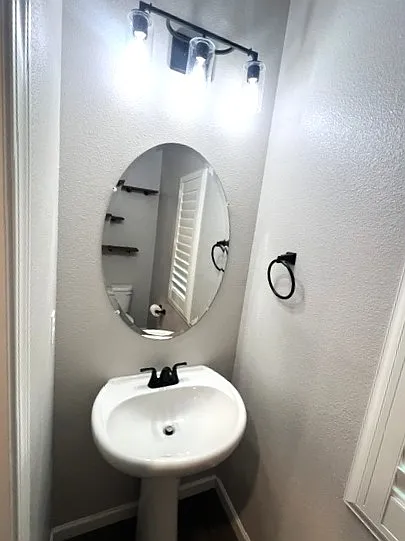 Downstairs 1/2 Bath