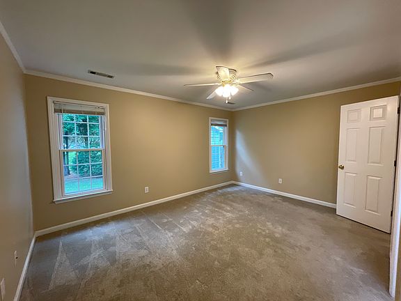 Master bedroom: 15'4" x 11'4"